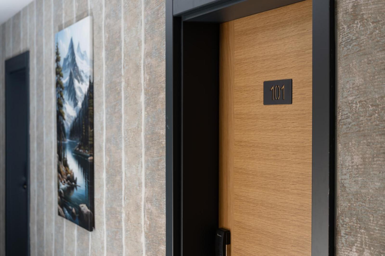 Vetus Hotel Prishtine Bagian luar foto