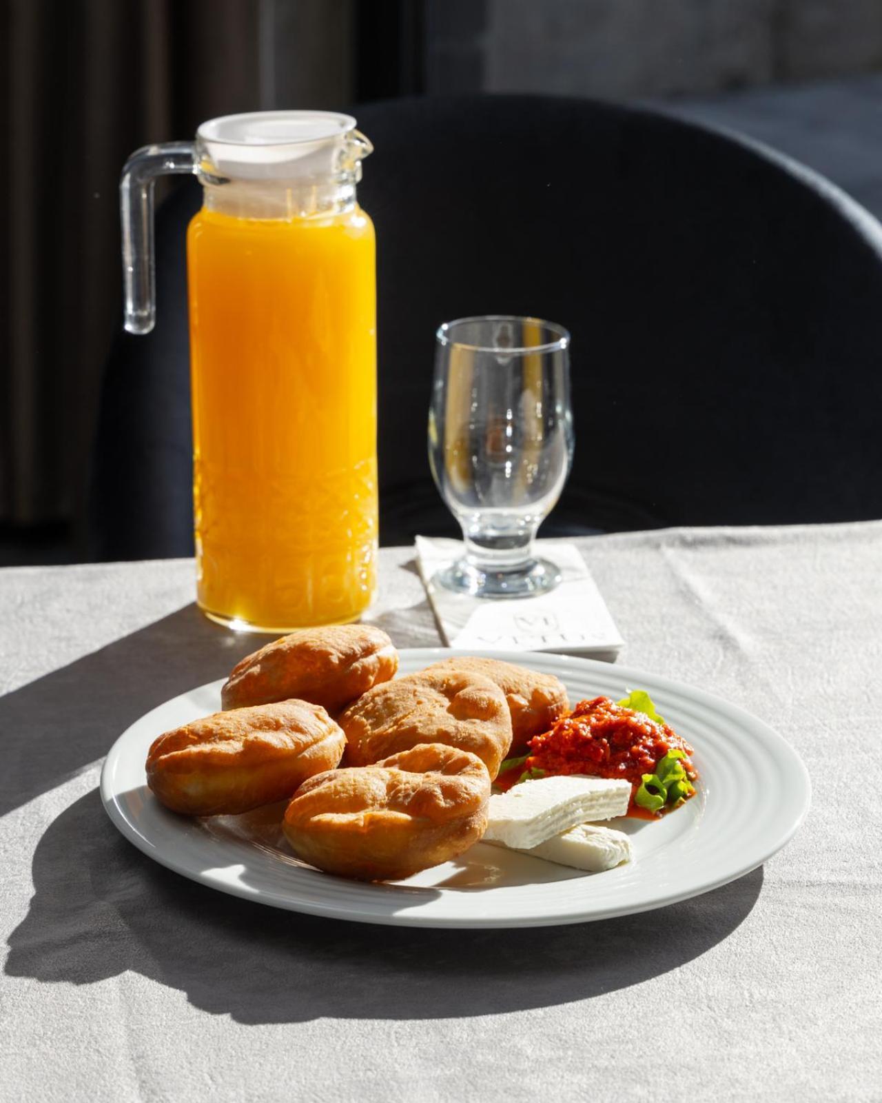 Vetus Hotel Prishtine Bagian luar foto