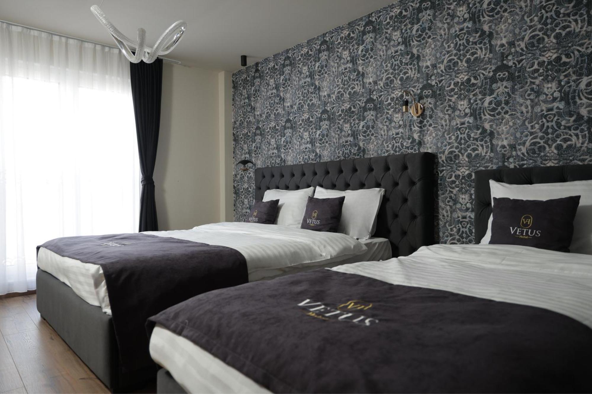 Vetus Hotel Prishtine Bagian luar foto