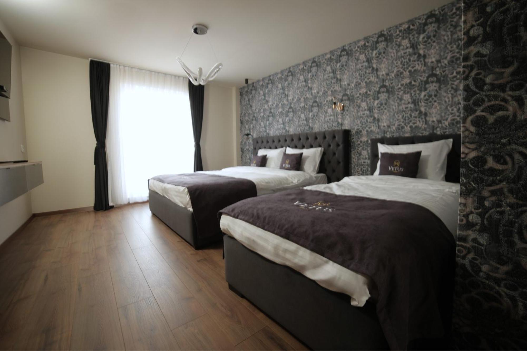 Vetus Hotel Prishtine Bagian luar foto