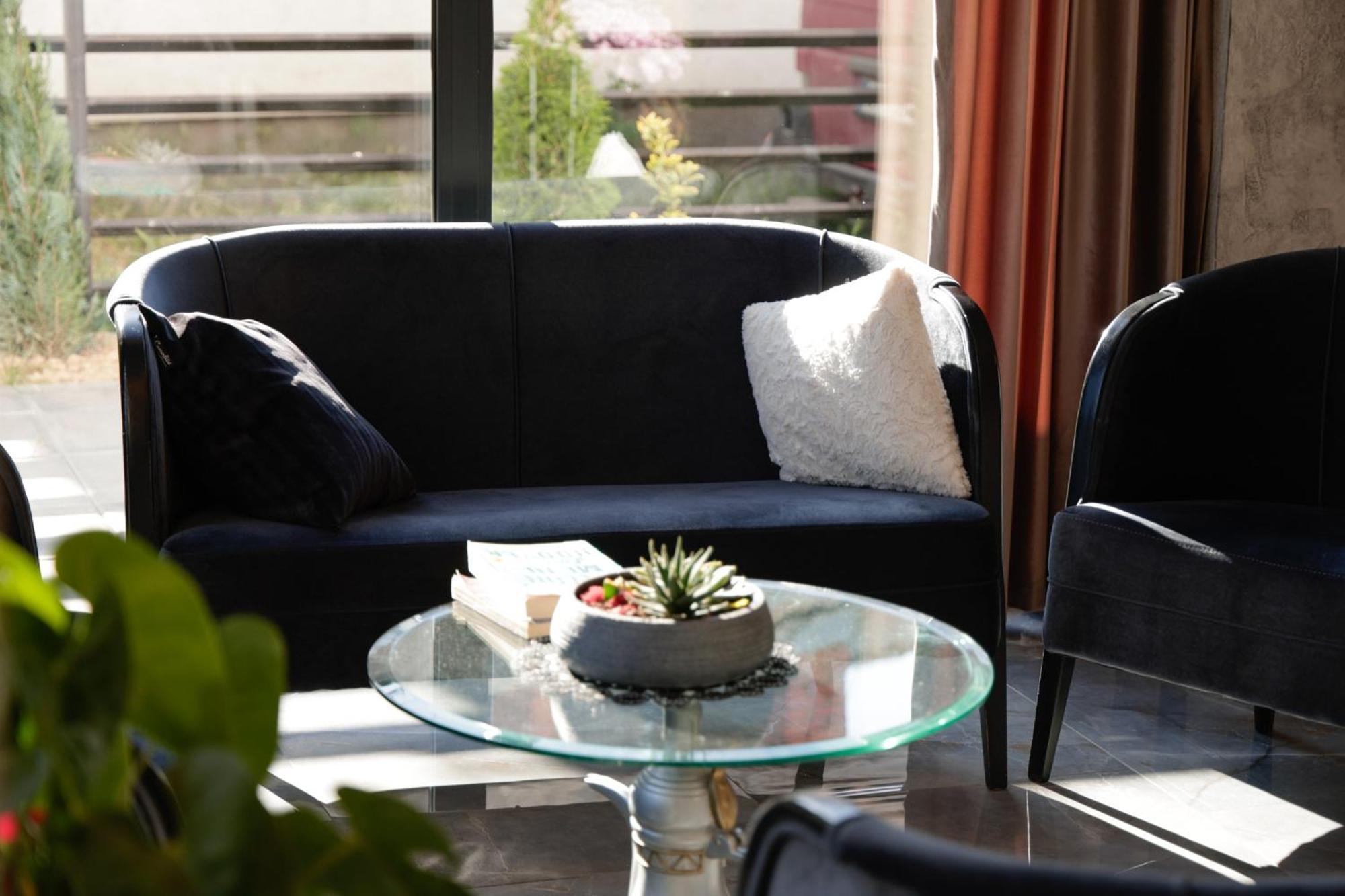 Vetus Hotel Prishtine Bagian luar foto
