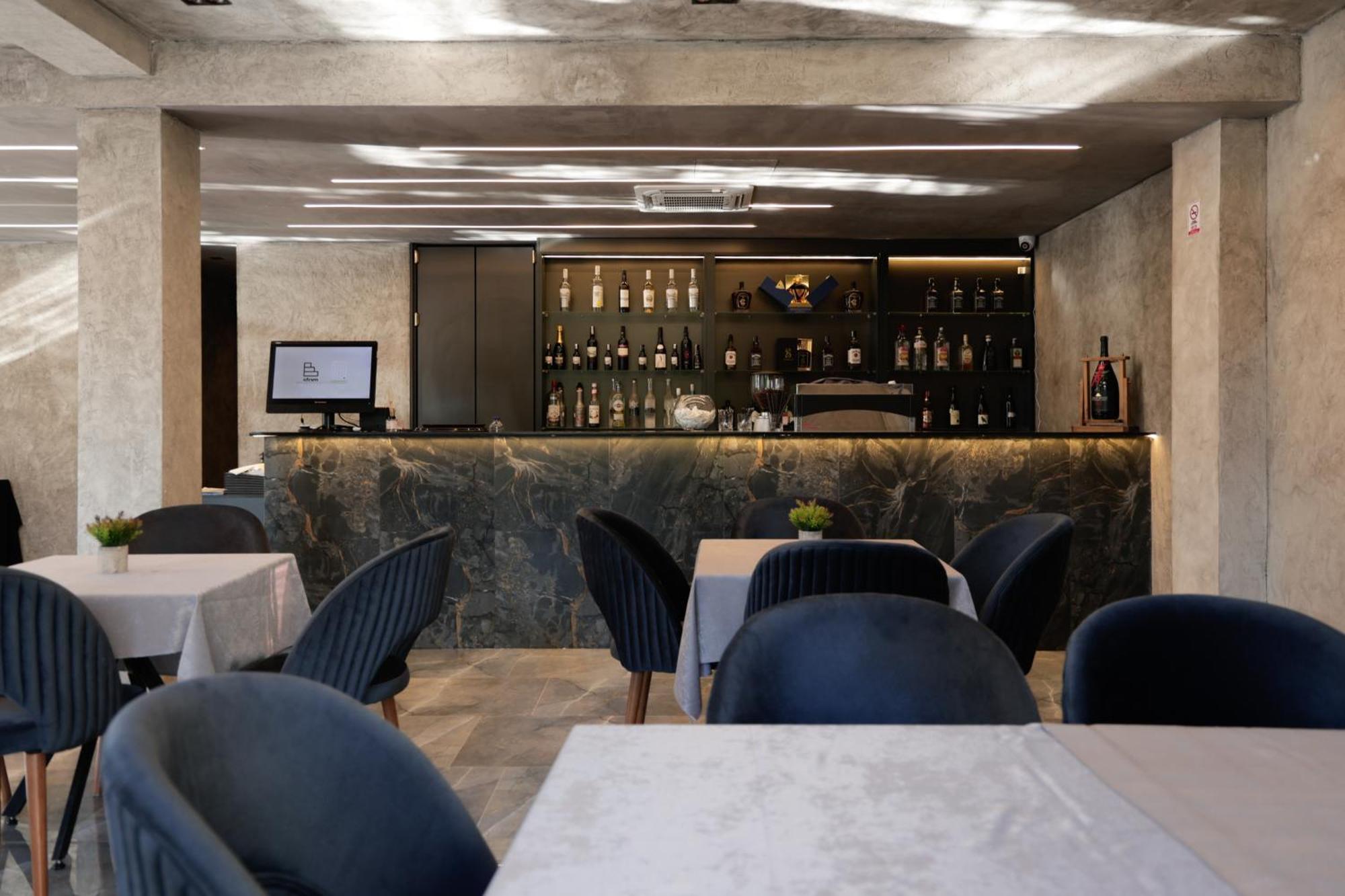 Vetus Hotel Prishtine Bagian luar foto
