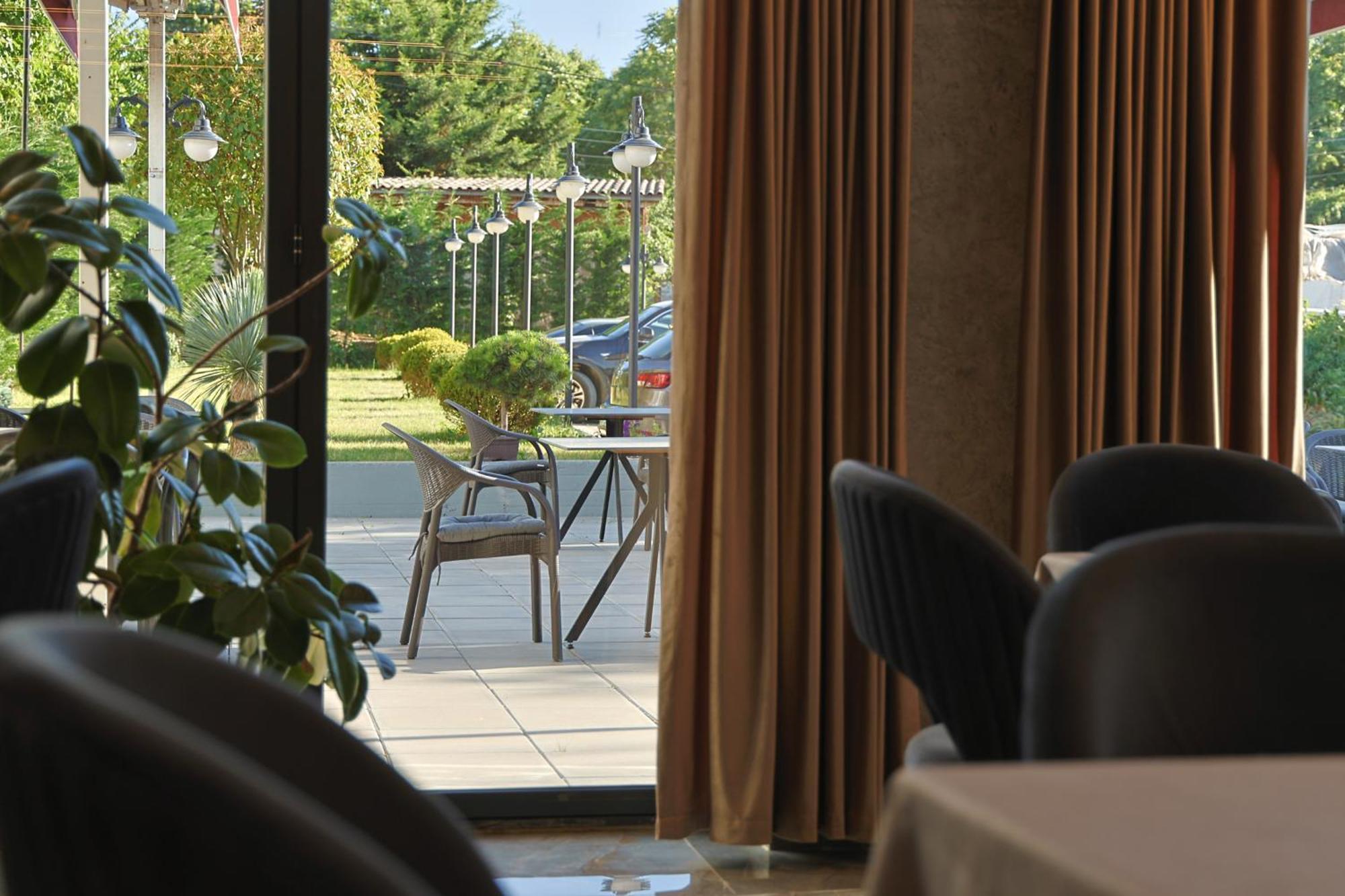 Vetus Hotel Prishtine Bagian luar foto