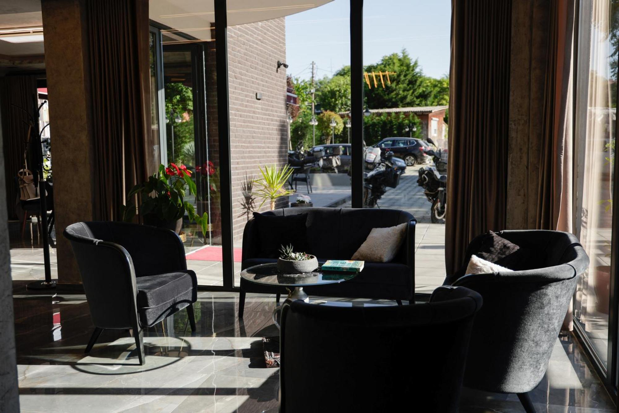 Vetus Hotel Prishtine Bagian luar foto
