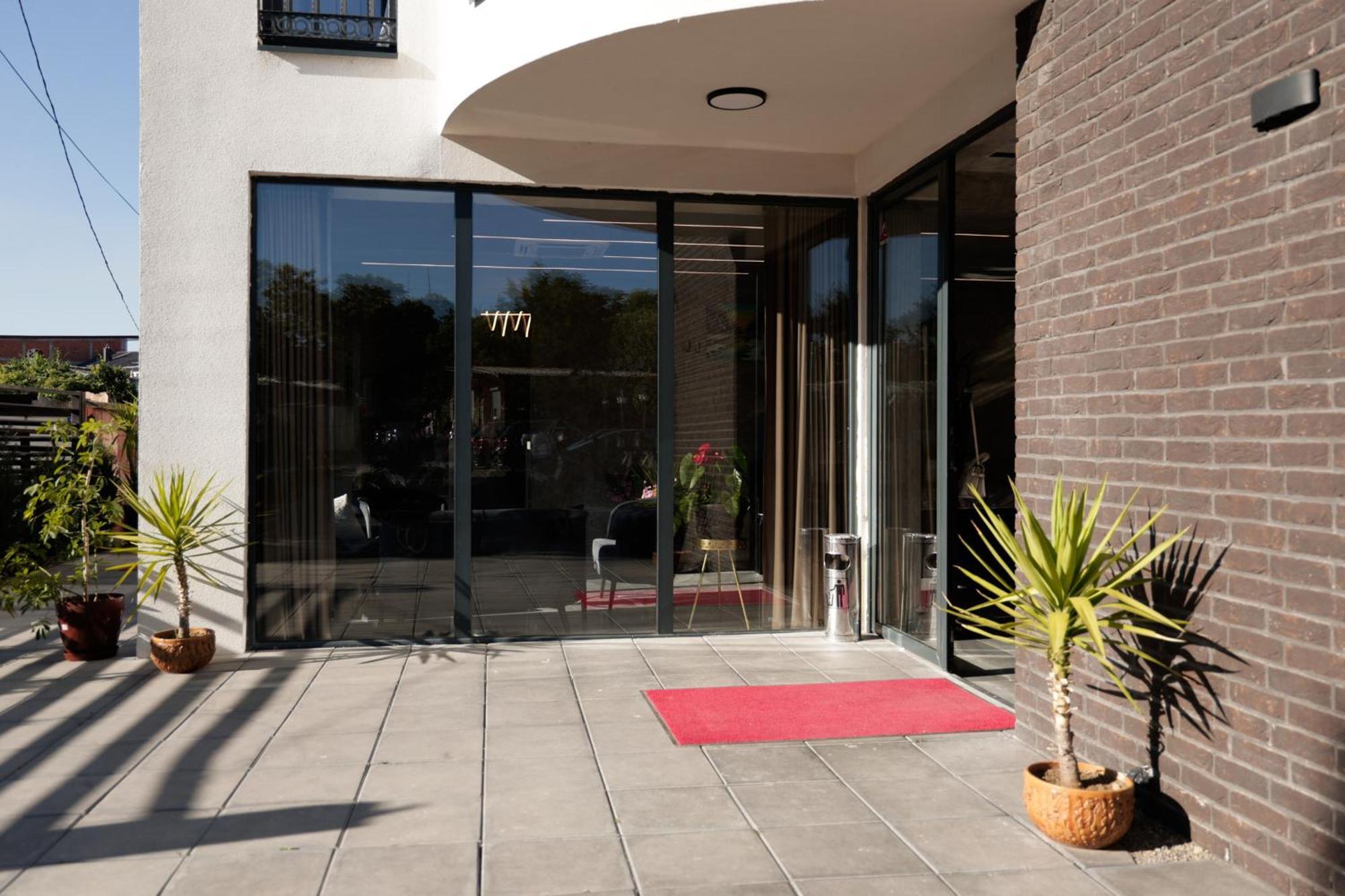 Vetus Hotel Prishtine Bagian luar foto