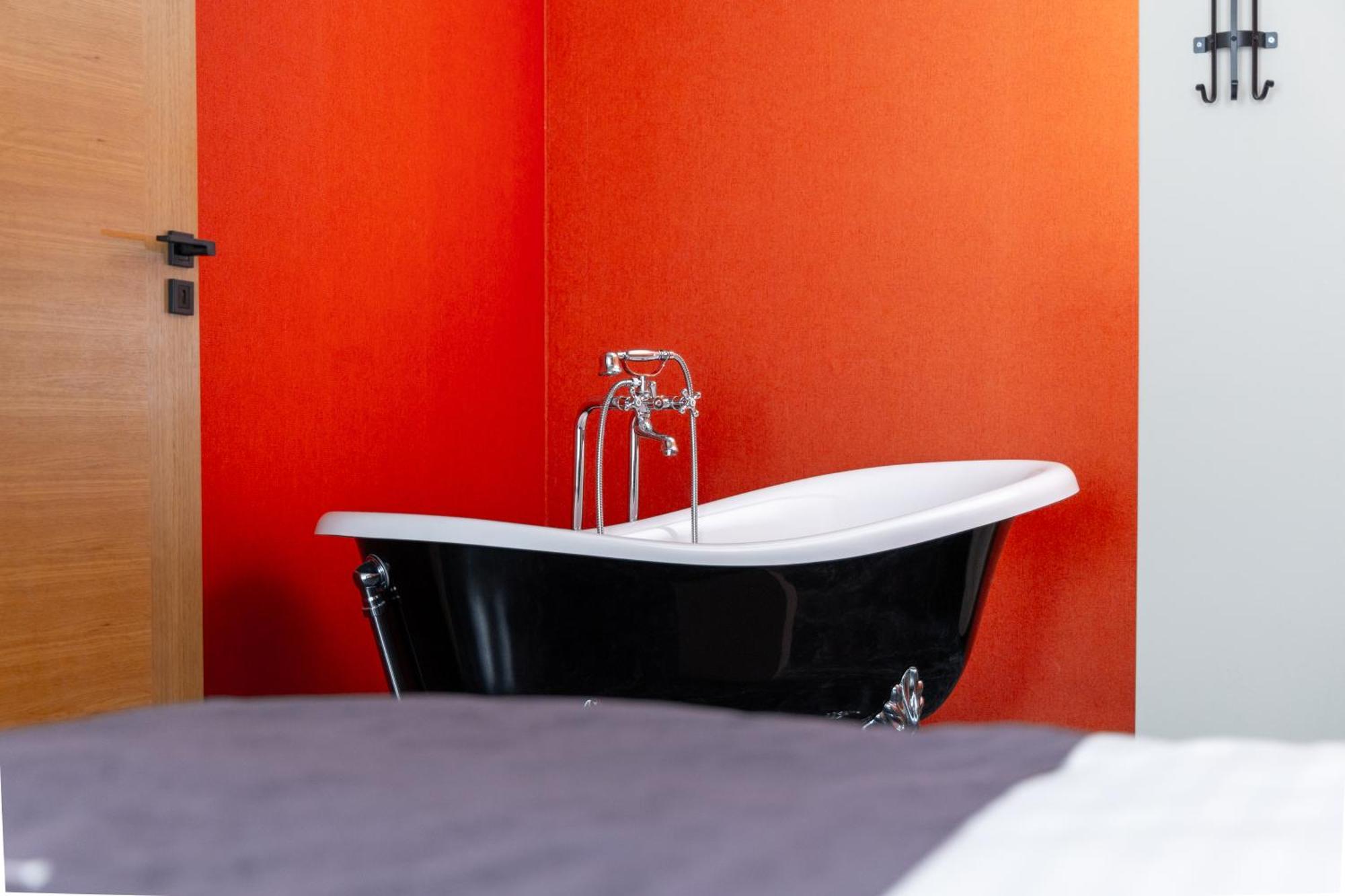 Vetus Hotel Prishtine Bagian luar foto