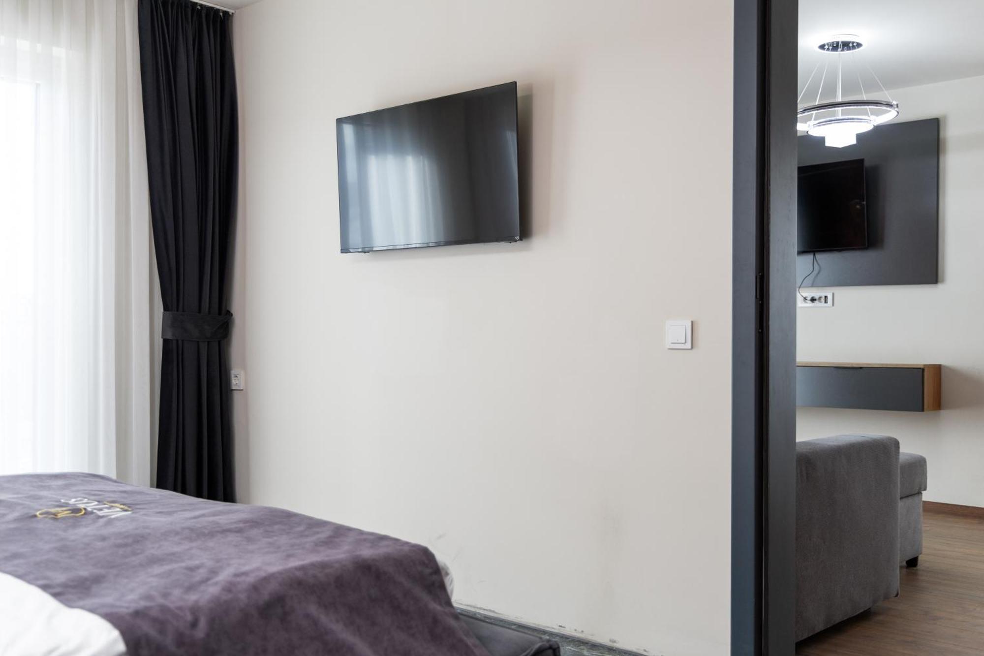 Vetus Hotel Prishtine Bagian luar foto