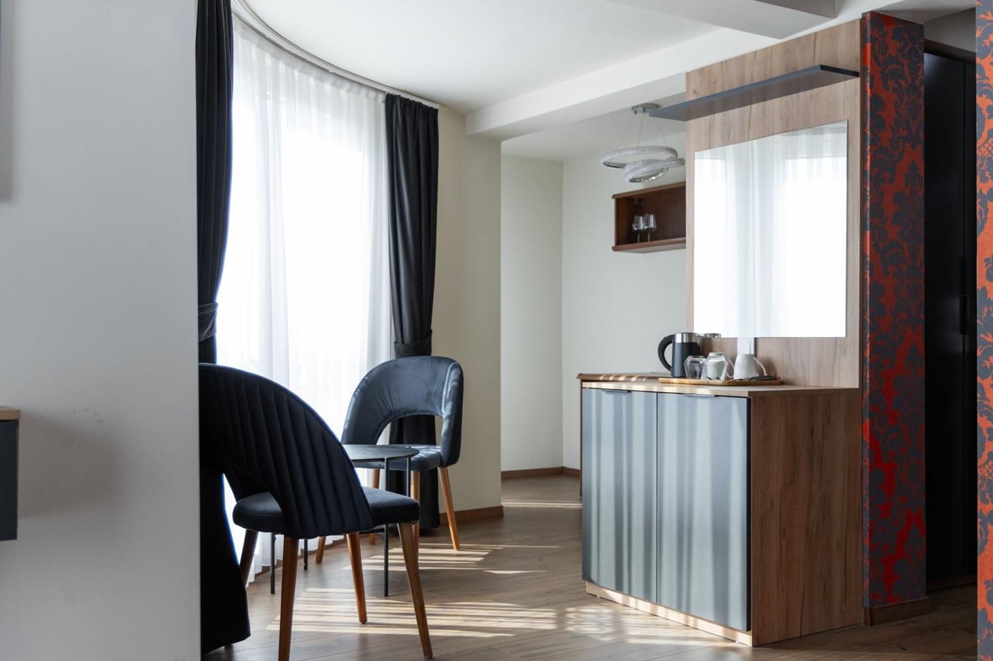 Vetus Hotel Prishtine Bagian luar foto